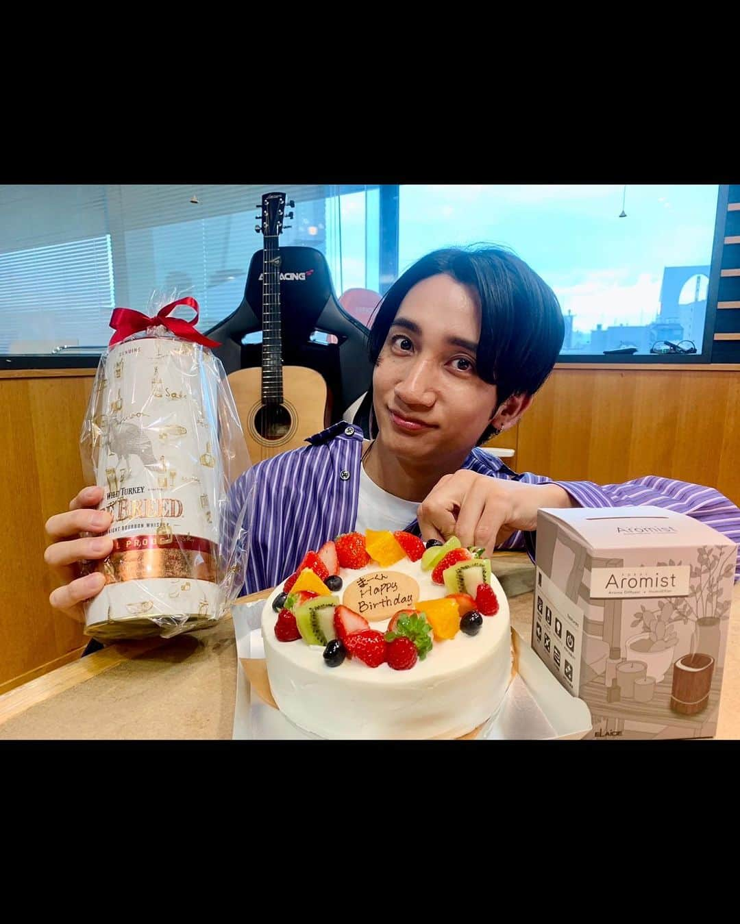 桜井雅斗さんのインスタグラム写真 - (桜井雅斗Instagram)「ラジオの生放送の日がジャストで誕生日でした🎂  番組スタートからスタッフ達によるサプライズの嵐に、ビックリ以上に、  "えっヤバいこれ、放送事故になる？"という思考でまともにリアクション出来ず😇笑 抱負もただただ真面目な事を長尺で言っただけ…終わりです😇 でも元々そういう人間なんです😇  誕生日の投稿は苦手なんですが、嬉しかったので🙏  ------------------------------------------------  たくさんのお祝いメッセージをありがとうございました🙇  正直まだまだ、いつまで経っても未熟だし、 全然なにも出来ないな、返せてないなと毎日ヘコむ事ばかりです。  でもいつか乗り越えて、この先いろんな景色をみんなと見たいなぁと、 愛してくれる人を愛したいと、ここ数年はより強く思っています。 皆さんにきちんと伝えて、少しでも返せると良いなと思います🫶  いつも応援してくださる方々に、ただただ感謝です👏  皆さんの日々がより良く、美しく輝くものになりますように！ そのビューティな日々を少しでも支えられますように。  …ほうら長尺で真面目な事言っただけ😇笑 でも常に心から思ってます。」10月20日 22時47分 - mst44