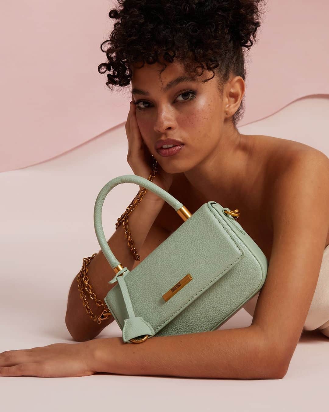 Santa Lollaのインスタグラム：「Para deixar as produções de verão mais fashionistas, a coleção PASTEL TONES edita itens-chave da linha SL Handbags com a cartela de tons pastel que é hit da temporada. Escolha a sua cor preferida da nossa flap bag! [ R$249,90 cada ] #santalolla #santalollaverao24 #SLhandbags #candycolors」