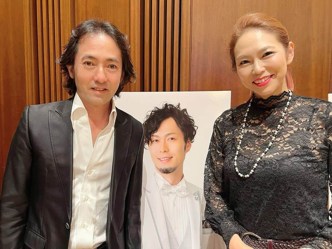 翠千賀のインスタグラム：「今日は菅原浩史さんのお別れ会に。 秋川雅史さんと共にお別れのお手紙を読ませていただきました。 胸がいっぱいで今は何も言えない…まだまだ認めたくないわたしがいます。  #お別れ会　#菅原浩史　#サントリーホール　#秋川雅史 先輩　#お別れの手紙　#寂しい」