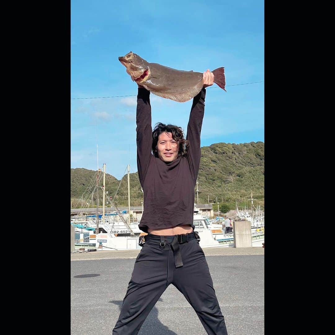 渡邊一丘のインスタグラム：「This is HIRAME!!!!!!!!!! 良い鮃が釣れました。70cm以上&4kg以上を大板と言うそうです。 This is OOITA!!!!!!!!!!!! #鮃　#大板 #第一進丸」