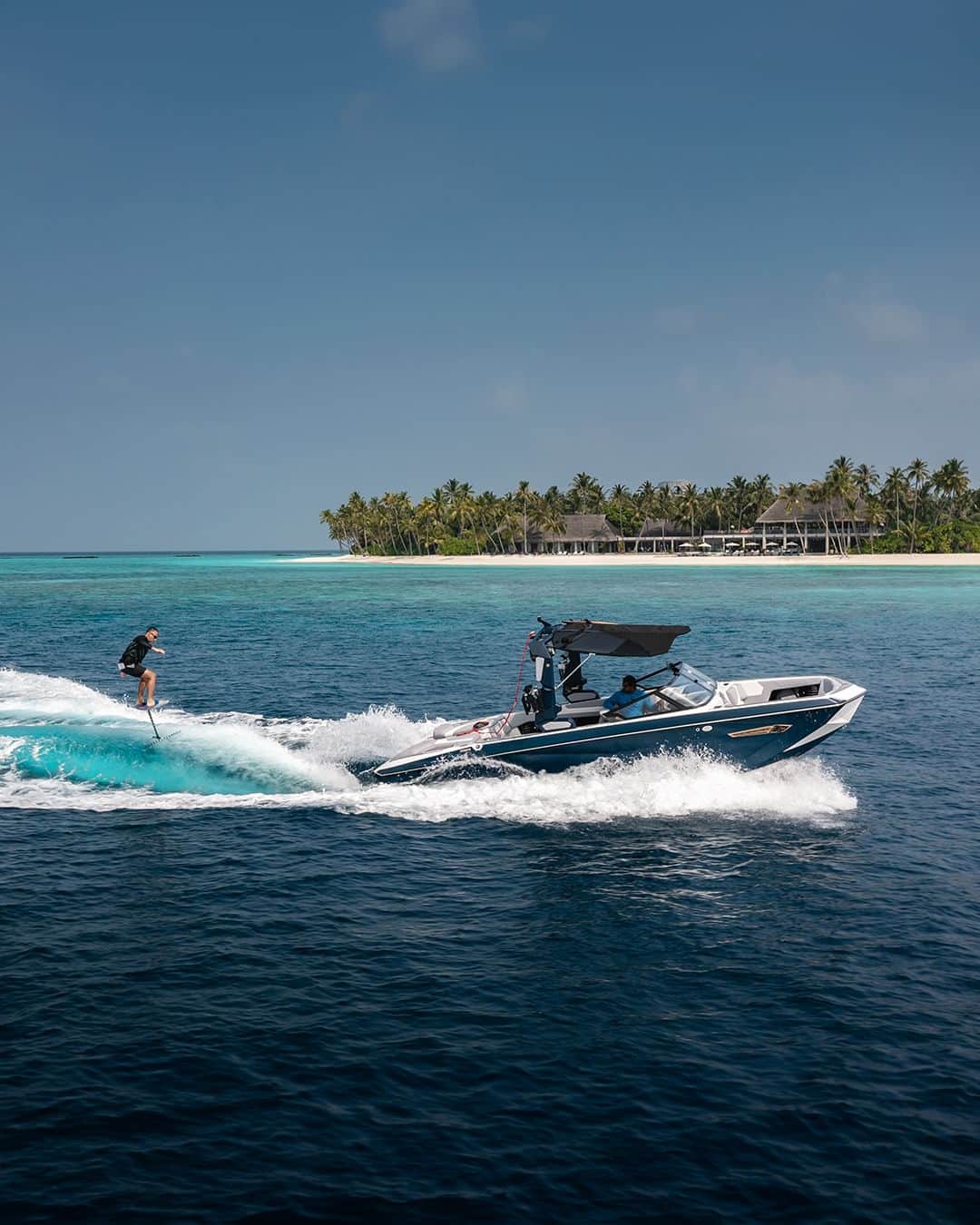 Velaa Private Islandのインスタグラム：「Feel the rush of the wind as you take to the waves for an adrenaline-filled afternoon of wake surfing. #VelaaMoments #VelaaPrivateIsland」