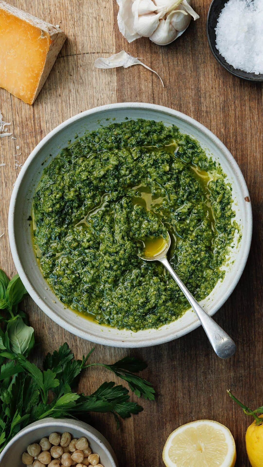 ジェイミー・オリヴァーのインスタグラム：「I don’t want there to be any excuse for you not to be able to make an incredible pesto! This classic Italian sauce is so versatile, really easy to make and something I fully geek out over ha ha !! Come with me and @yeschefhq as I guide you through making the most intensely flavoured homemade pesto! Can you guess my secret ingredient ??? Link in my bio x x  #JamieOliverxYesChef #AD」