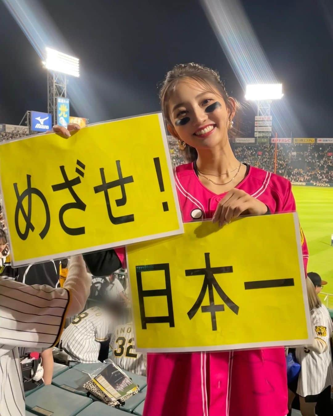 友廣南実さんのインスタグラム写真 - (友廣南実Instagram)「・ 阪神タイガース3連勝🐯🐯🐯 日本シリーズ進出おめでとうございます🎉🔥  昨日・一昨日と、 現地であの熱気を味わうことができて幸せです！！ 一般発売の日、携帯と40分向き合って良かったー😂😂  安定感抜群の投手の皆さん、 ここぞという時に必ず決める野手の皆さん、 日本シリーズでも楽しみにしています！！  よーしっ、日本シリーズのチケット争奪戦に向けて、 皆さん頑張りましょうー！💪笑  #阪神タイガース #タイガース #クライマックスシリーズ #toraco」10月20日 22時51分 - minami_tomohiro_