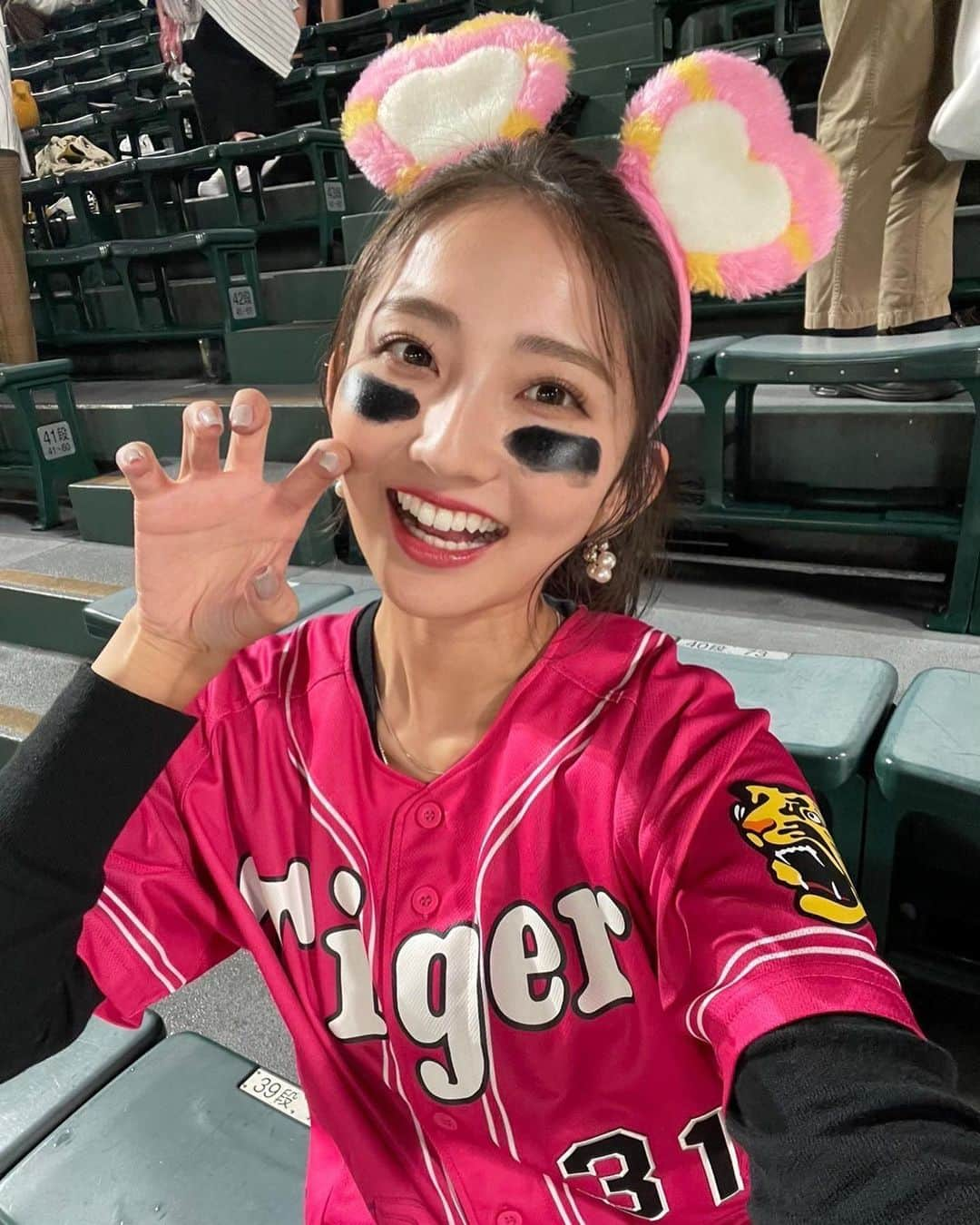 友廣南実さんのインスタグラム写真 - (友廣南実Instagram)「・ 阪神タイガース3連勝🐯🐯🐯 日本シリーズ進出おめでとうございます🎉🔥  昨日・一昨日と、 現地であの熱気を味わうことができて幸せです！！ 一般発売の日、携帯と40分向き合って良かったー😂😂  安定感抜群の投手の皆さん、 ここぞという時に必ず決める野手の皆さん、 日本シリーズでも楽しみにしています！！  よーしっ、日本シリーズのチケット争奪戦に向けて、 皆さん頑張りましょうー！💪笑  #阪神タイガース #タイガース #クライマックスシリーズ #toraco」10月20日 22時51分 - minami_tomohiro_