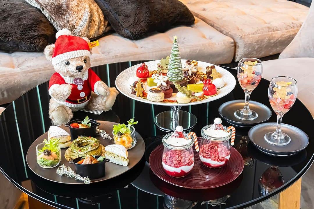 ザ・プリンスギャラリー 東京紀尾井町のインスタグラム：「【Cozy Christmas Afternoon Tea～with Steiff～】  当ホテルで毎年人気のシュタイフテディベア付きアフタヌーンティーが今年も登場🎄  今年のテーマは温もりや幸せを感じる”Cozy Christmas”。大切な人やご家族とリース飾りやプレゼント交換、ツリーを囲んで笑顔で語り合う幸せに満ちたクリスマスをスイーツとセイボリーで表現いたしました。  デディベア達と一緒に、賑やかで笑顔溢れるクリスマスをお楽しみください🧸  The hotel's popular Afternoon Tea with Steiff Teddy Bear is back again this year🎄  This year's theme is "Cozy Christmas", a feeling of warmth and happiness. The sweets and savouries are designed to express a happy Christmas with loved ones and family members, decorating wreaths, exchanging presents and smiling and talking around the tree.  Enjoy a merry and smiling Christmas with the Steiff Teddy Bears 🧸   Share your own images with us by tagging @princegallerytokyokioicho oicho  ————————————————————— #theluxurycollection #princehotels #tokyohotel #marriottbonvoy #theprincegallerytokyokioicho #tokyohotelstay #christmas #afternoontea #sweets #tokyoafternoontea #merrychristmas #ザプリンスギャラリー東京紀尾井町 #東京ホテル #ホテルステイ #東京ホテルステイ #シュタイフ #シュタイフベア #テディベア #クリスマス #クリスマスアフタヌーンティー #アフタヌーンティー」