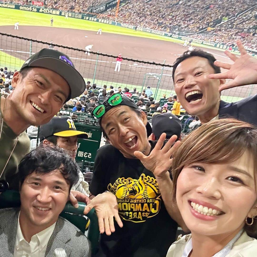 きゃっするひとみーのインスタグラム：「バモス⭐️⭐️  CS優勝もみれたぞー😭✨ 今シーズン勝利の女神🗽やらせてもらいました😂❤️  今日の先発は熊本出身！！熊本の銘菓、武者返しを話題にしてくれた大竹くん！🫶 素晴らしい活躍で熊本城マラソンに関わっている身としてはとても嬉しいー！阪神にきてくれてありがとう😭✨ 熊本出身には悪い人はおりませんね?😂 熊本城マラソンますますたのしみ✨ #大竹耕太郎   日シリはオリックスになったらまじで一回ごとにユニフォーム着替えようかな。。😩😩😩  同じエリアにランニング仲間いっぱい😂❤️ 明日は #pbアシストハーフマラソン MC🎤声大切なので初めに乾杯ビールしてそのあとはしっかりマハロで✌️  @mahalo_water   #甲子園 #阪神タイガース #バモス #ミエちゃん #ミエセス #クライマックスシリーズ  #阪神甲子園球場 #熊本城マラソン #熊本城マラソン2024」