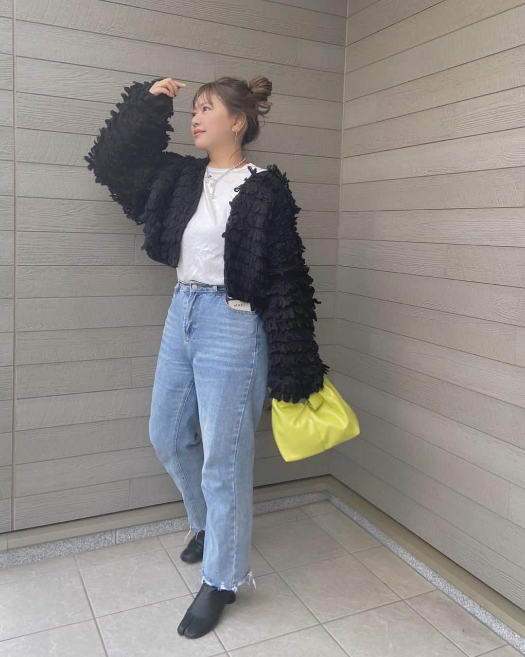 mmmaaakkkiiikkkoooのインスタグラム：「モコモコ🖤#PR  @brightrainbow_official のループニットカーディガン🌟  立体感のあるループがボリューミーで ショート丈なのでスカートとの相性も◎✨✨ 他のカラーも可愛かった😊  @brightrainbow_official は人気雑誌Rayでの紹介や、 人気アイドルも着用しているブランド💛 発売前の予約でSoldoutしている商品もあるほど 今人気になってきているブランド🌟  詳しくはストーリーからチェックしてみて下さい🏷 . . . . knit/ @brightrainbow_official  pants/ @shein_japan  bag/ @calla_lily.store . . .  @brightrainbow_official #BRIGHTRAINBOW #ブライトレインボー #ワタシトレインボー #BR_style#40代コーデ#30代コーデ#大人女子#インスタ映え#韓国ファッション#レディースファッション#プチプラ#プチプラファッション#大人女子#ミリタリーコーデ #レーススカート#ロングスカート#デニム#デニムコーデ#ノームコア」