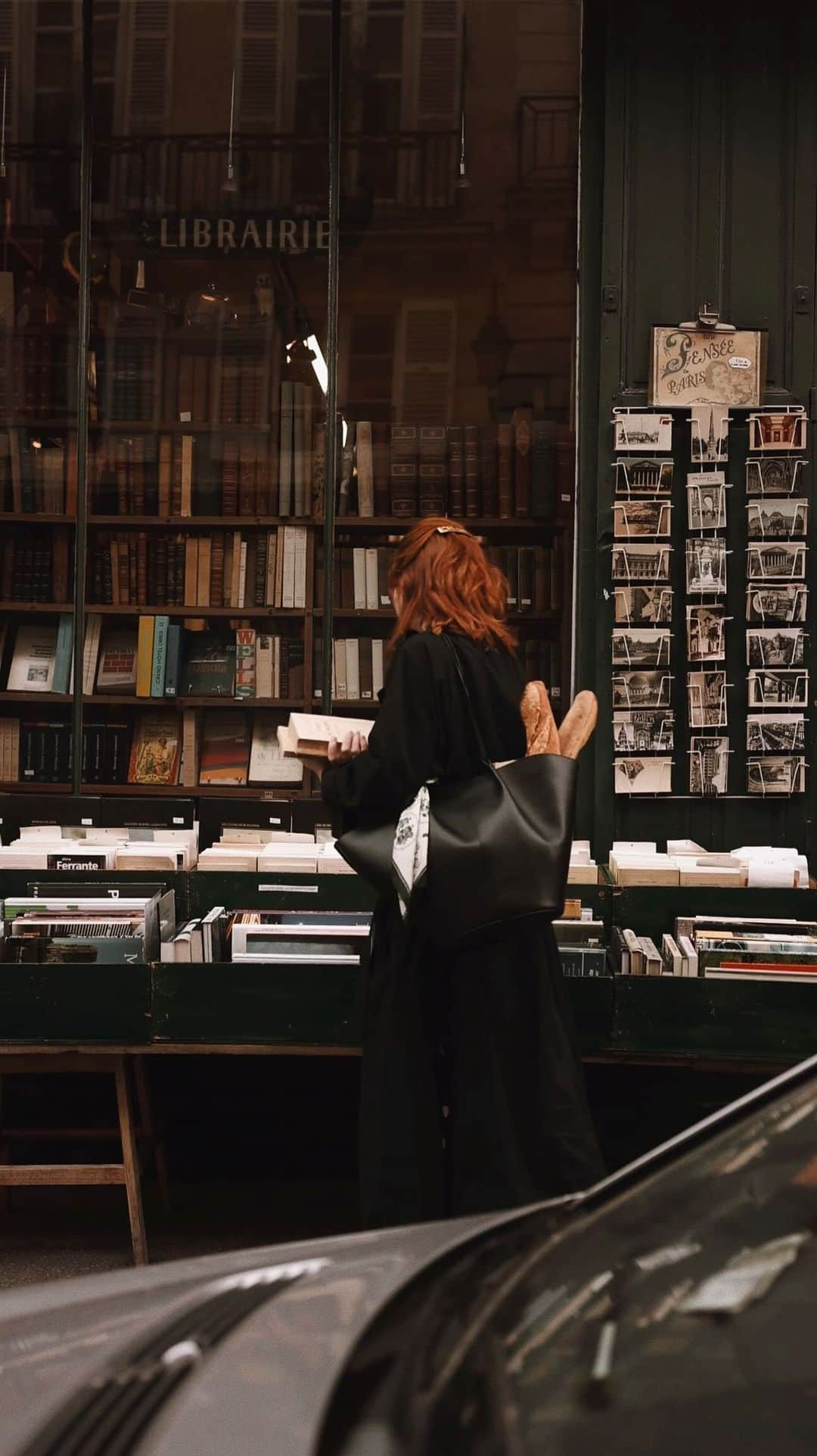 コートニー・ハルヴァーソンのインスタグラム：「Having a bit of a ‘Kathleen Kelly in Paris’ moment with my @sezane tote stuffed with equal parts baguettes and books. 📚 Meanwhile back home in NY, I’ve seen that it’s going to be raining here all weekend, so my plans have become clear. Candles will be lit (the nice one I’ve been saving), books will be read (next up is ‘The Witches of New York’, has anyone read that?), and crusty baguettes bread paired with a carrot ginger soup (a recipe I’ve had saved to try out) are on the menu. 🥕  . What does your ideal cozy season look like? . . . #cozyseason #darkacademia #paris #parisianstyle #sezane #vintagevibes #romanticstyle」