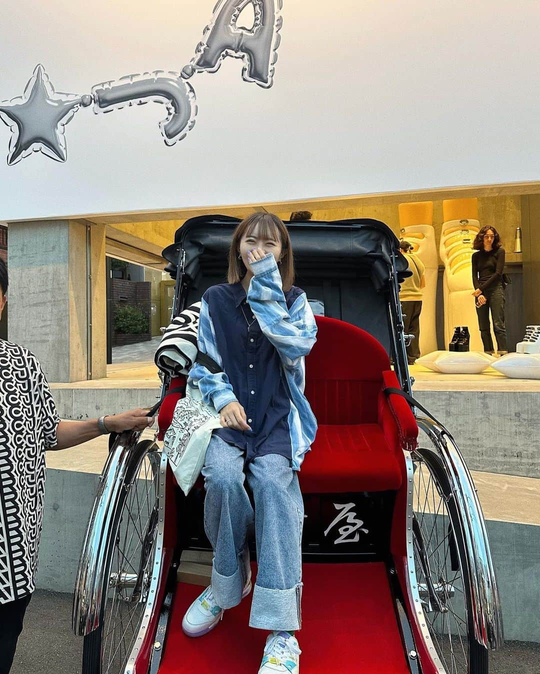 秋山衣梨佳さんのインスタグラム写真 - (秋山衣梨佳Instagram)「⭐️👜👠 　  MARC JACOBSのPOPUPイベント。 人力車に乗せてもらった〜🏃‍♂️  京都で昔乗ったことるけど 原宿のど真ん中で人力車が乗れるとは！！ めちゃくち目立つし見られるし照れた😚笑 　 気になってたアイテムもゲット✌️🎁 　 MARC JACOBS FALL’23 INSTALLATION @s_tandby ( - 22th Oct ) 　 　 Mengelilingi Harajuku menaiki "JINRIKISHA" Jarang dapat naik "JINRIKISHA" di Harajuku.  Anda boleh menunggangnya pada bila-bila masa di Asakusa, Tokyo, atau Arashiyama, Kyoto. Sila cuba apabila anda datang ke Jepun.  　 #MARCJACOBS#StandBy#Harajuku#Japan#マークジェイコブス#原宿#東京#ちゃりふぁっしょん」10月20日 23時02分 - akiyamaerika