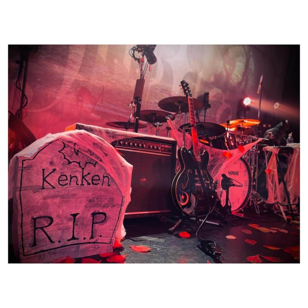 佐藤ケンケンさんのインスタグラム写真 - (佐藤ケンケンInstagram)「Plastic Tree JellyFish Breed FC LIVE in HALLOWEEN  有村クロの東京仮装倶楽部 ～令和五年 かぼちゃ狩り～  終了しました。 m(_ _)m  http://www.plastic-tree.com/  同じ時間を過ごしてくれてありがとう。 ・ ・ ・ ・ ・ ・ #sonordrums #vaterdrumsticks #小出シンバル #EvansDrumHeads #JerryHarveyAudio #ZoomCreator #ハロウィン #ライブ #concert #ドラム #バンド #drums #佐藤ケンケン #JellyFishBreed #PlasticTree」10月20日 23時02分 - pla_kenken