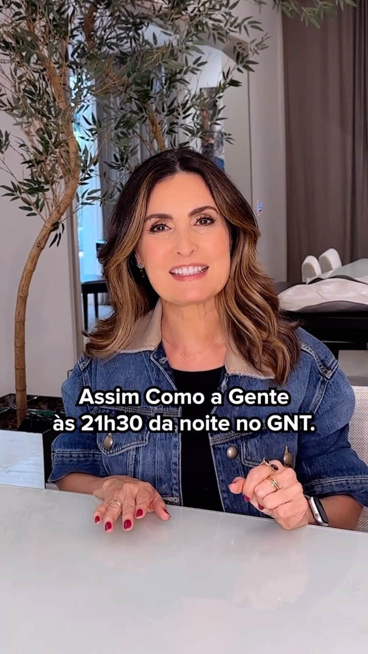 ファチマ・ベルナルデスのインスタグラム：「📺 Preparados? Hoje, às 21h30, temos o segundo episódio de ‘Assim como a gente’ com @dirapaes e @taisdeverdade que dispensam apresentações. Já se perguntaram qual é a conexão entre essas duas, além de seus sucessos na telinha? 😏 eu espero você pra gente descobrir juntos!  #AssimComoAGente #DiraETaís #VemComAGente @gnt」