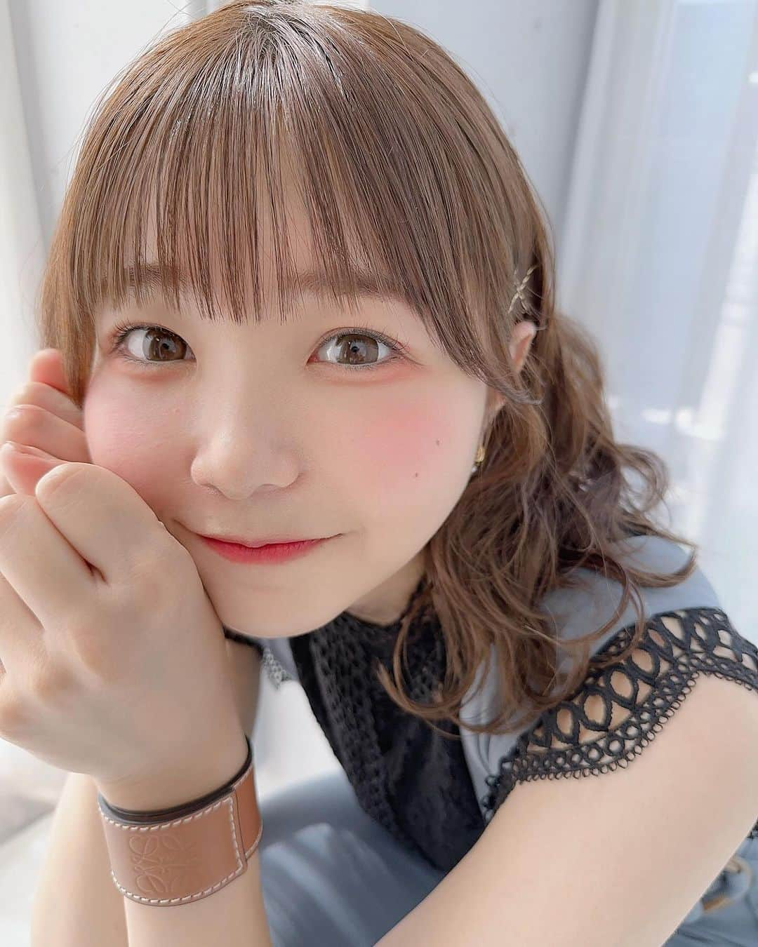 前田渉のインスタグラム：「🤍   あらみん🐧"   本当は前に載せた投稿で この写真を2枚セットにして載せる予定だったんですが、どちらを1枚目にするか選べず結局2回に分けて投稿しちゃいました😋   それぐらい撮れ高タカシ君だったんです😊    この作品のBefore→After→Arrangeはこちらに💁 @wataru_magic    🤍 model:あらみん @aramin_59  #わたるマジック #わたるフィルター  #cachecacheomotesando #BeforeAfterArrange #hairstyle #hairarrange  #似合わせカット #おくれ毛 #美少女 #ヘアアレンジ #巻き方 #小顔カット #おくれ毛巻き方 #簡単アレンジ #シースルーぱっつん #シースルーバング #サイドバング #わたアレンジ #ぱっつん前髪 #セルフアレンジ #美容学生 #簡単ヘアアレンジ #ボブアレンジ #顔周りカット #おくれ毛カット #カシュモ #ロブ #チョコレートカラー #ミルクティーベージュ #ミルクティーカラー」