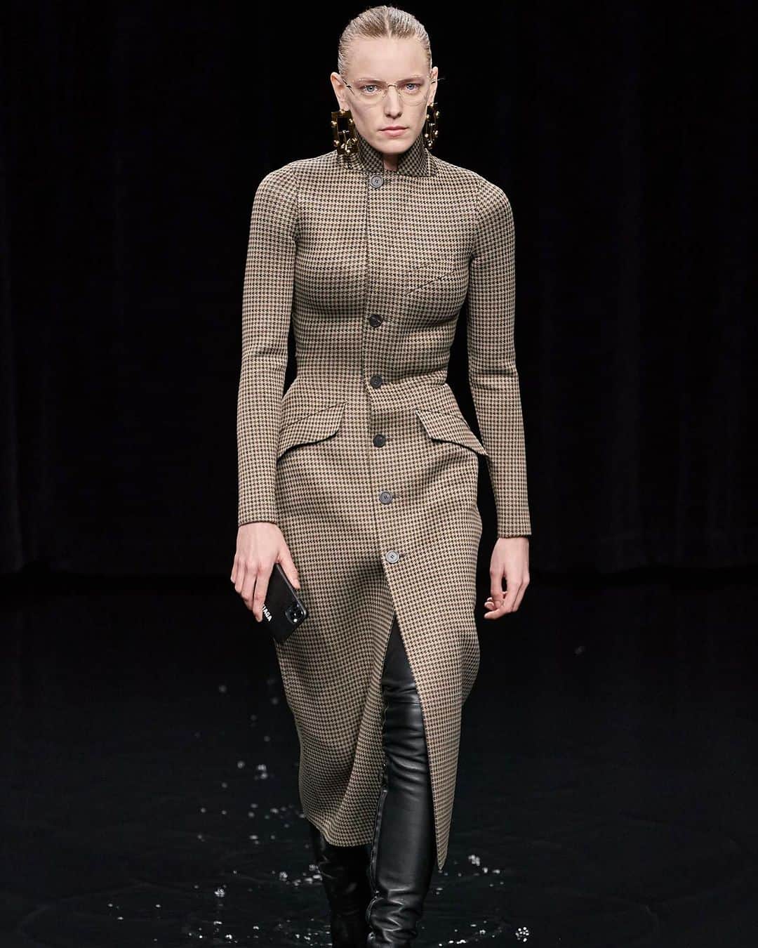 エリカ・リンダーのインスタグラム：「Swedish model @richiephoenix - known for her androgynous look and steely Leonardo DiCaprio-esque gaze - doesn’t hit the runway often, but when she does, she definitely makes it count. Making her debut at @louisvuitton for the brand’s autumn/winter 2015 show, #ErikaLinder has walked iconic shows only, oscillating from sweetly ethereal to totally badass.  Tap the link in @voguescandinavia's bio to get her complete breakdown of her most memorable runway moments.  Photo: @getty Words: @shiffmane」
