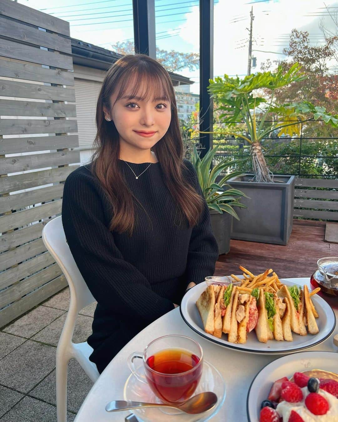 勝又彩央里のインスタグラム：「休日は愛犬と一緒にドライブ🐶  素敵なカフェでちょっと休憩☕️  一緒に行きたいところがたくさんあるのよね〜  #愛犬 #カフェ #カフェ巡り #サンドイッチ #ドライブ #cafe #休日 #パンケーキ #ロングヘア #ol #コーデ #休日の過ごし方 #ワンピース #ニット #ootd #tflers #思い出 #tea #teatime #instagram #instagood #instadaily」