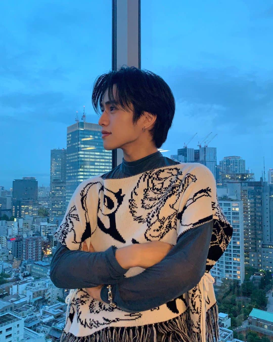 のインスタグラム：「Hmm...😼☁️  👕 : @bodysong_  👖 : @kiit_official  💍 : @_scat.official   hairmake 💄: @jhun_hm  stylist 👗 : @uratiayara」