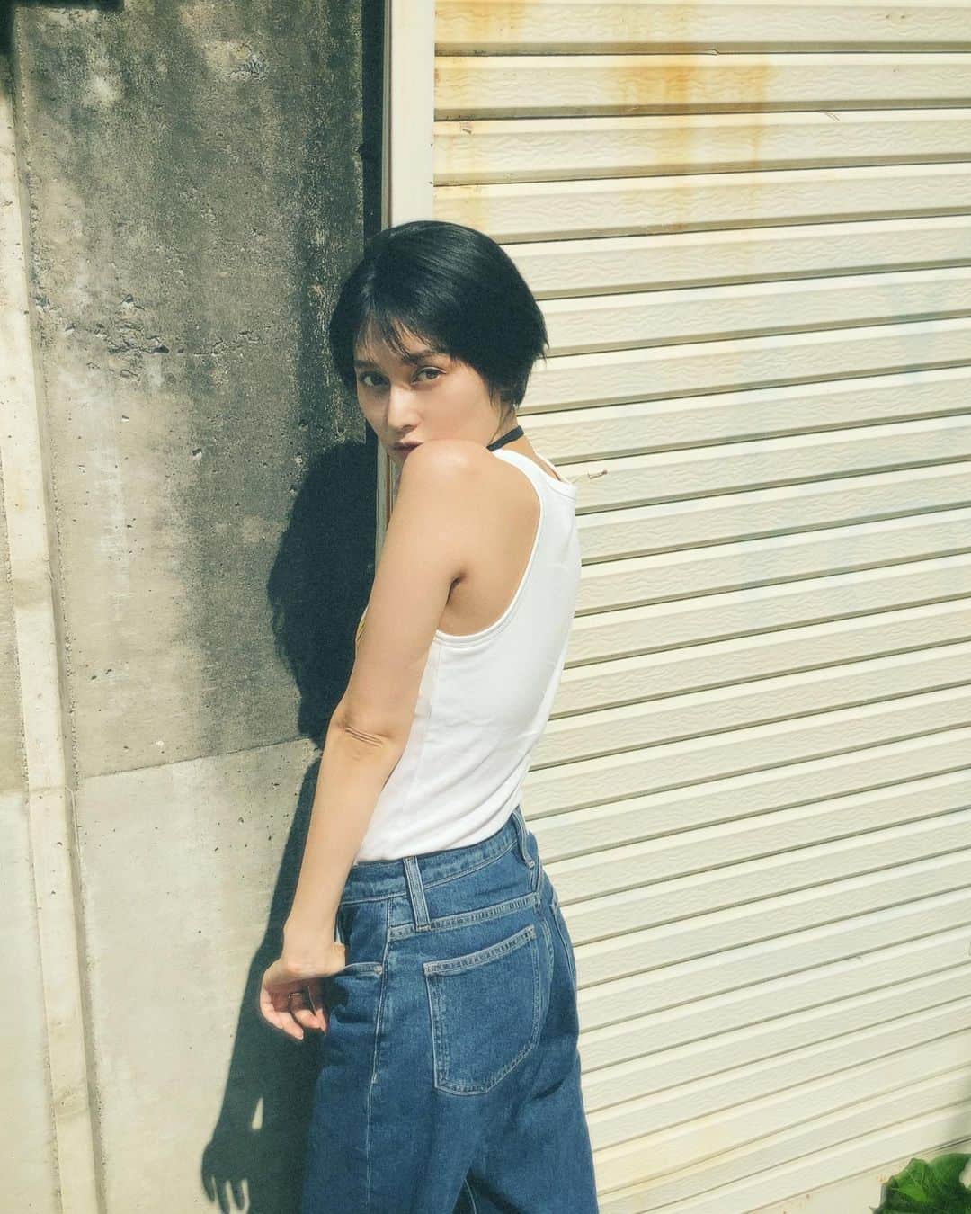 のインスタグラム：「今年もあと少し…🌹🐇  #ジーンズ#デニム#outfit」