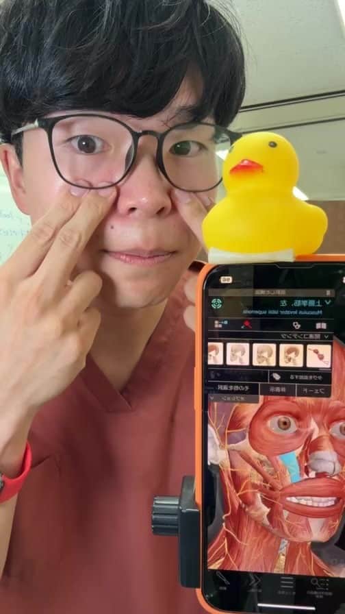 ゆう先生のインスタグラム：「【自分の想い】  Instagramを初めて1年半。 なぜこんなにもフォロワーさんが伸びたのか？  何かの運命としか考えられないと思って、ずっとその理由を考えていました。  そしてついに悟りました。 なぜ僕が開業しようと思ったのか？その最初のきっかけは、周りの整体院や治療院の施術が全然上手くないことに驚いたことでした。  これじゃ自分の家族や大切な友人を任せれないよな。。。 不安しかない。。。  そこで、僕は自分が整体師になることを決めました。  そして、開業して9年。 これだけYouTubeやInstagramが伸びてきて、感じることは、、  『やっぱり1人では無理。』  という現実です。  初めて弱さを見せます。 みんなの力を貸して欲しいです。  1人では無理でも、みんなの力が合わさればできる。  世の中に蔓延ってるお金儲け主義の整体院や整骨院を撲滅したい。  そして誰もが一流の整体を受けれる世の中を作りたい。  それが僕の人生をかけた戦いです。  愛美人のみんなの力が合わされば不可能なんてない。  みんな、やるしかないで〜😎  同接2000人超えの伝説の重大発表 LIVE！ ❶こんばんわタイム ❷顔のたるみ、ほうれい線解消エクササイズ ❸オンラインスクールを年末年始に開設することを初公開」