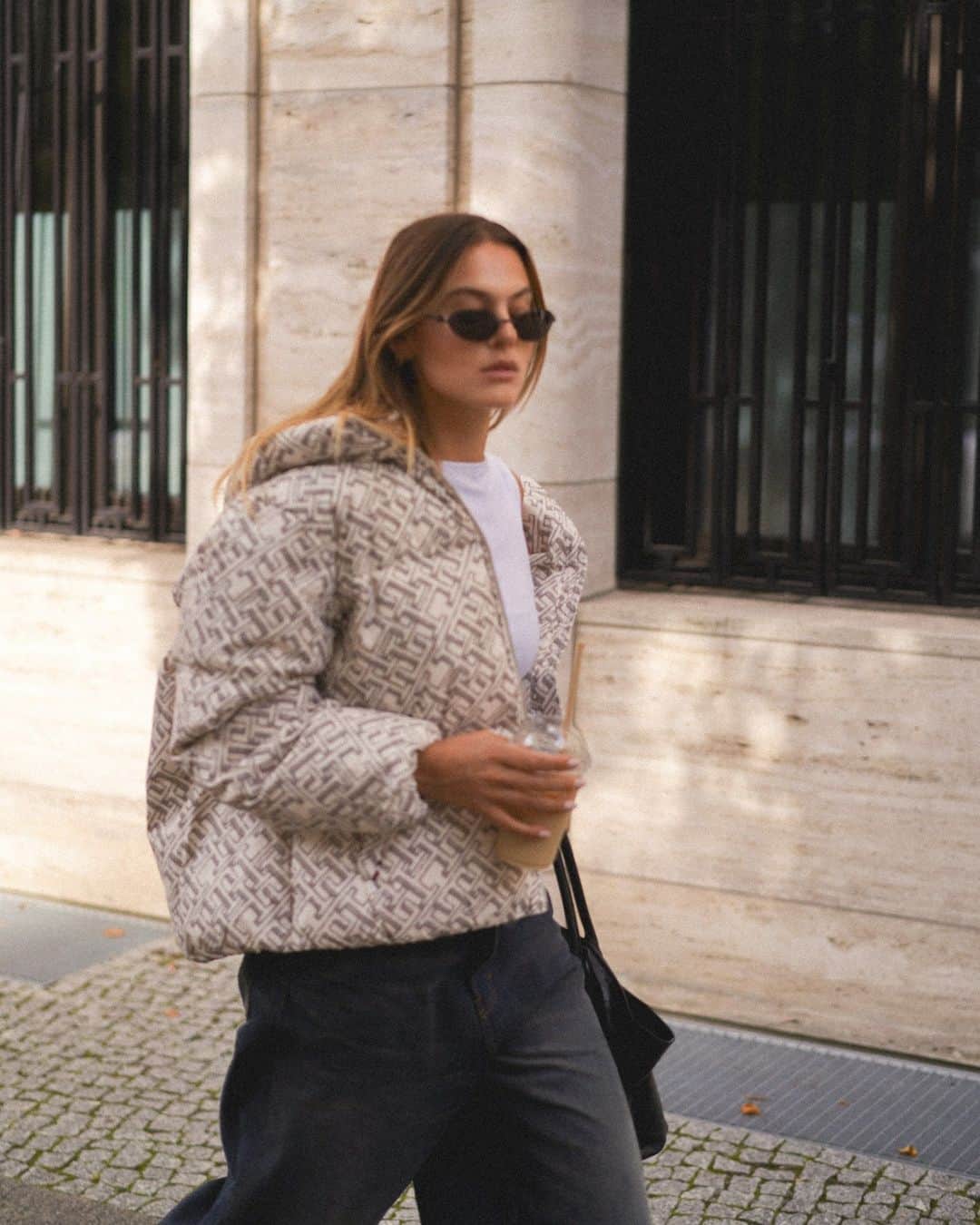 のインスタグラム：「Just on our way to get a pumpkin spice latte with @alessawinter #PufferJacket」