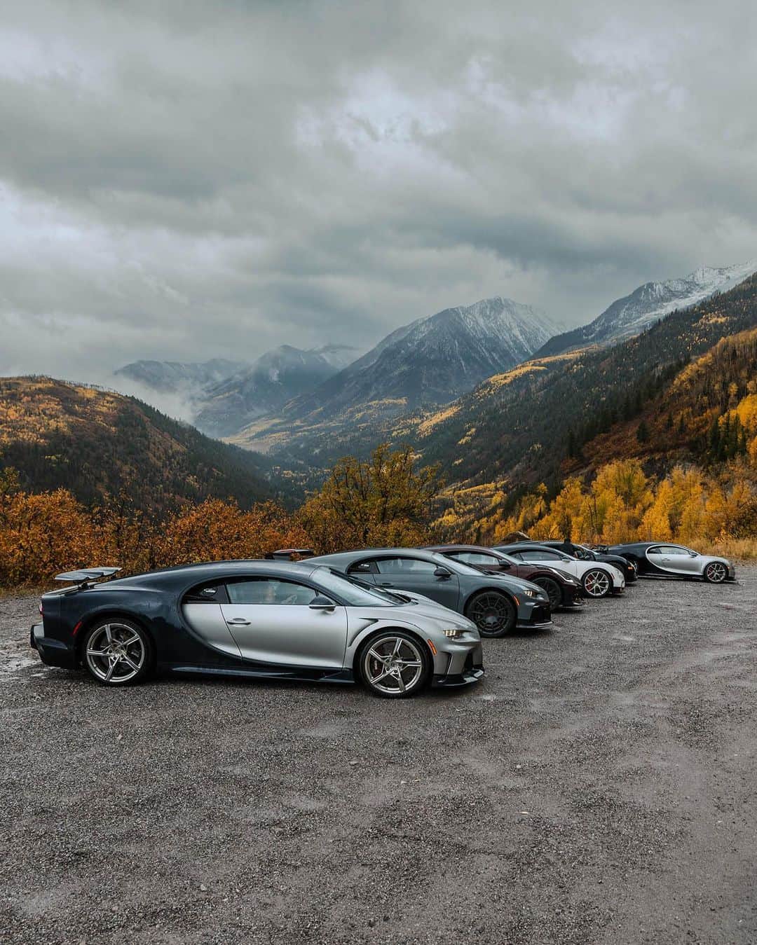 のインスタグラム：「Guided by towering mountain ranges that stretch as far and high as the eye can see, the BUGATTI Grand Tour America weaves its way into autumnal Aspen, Colorado. Here, guests take the opportunity to relax and recharge.  #BUGATTI #BUGATTIGrandTour #BUGATTIGrandTourAmerica  – WLTP: bugatti.link/consumption」