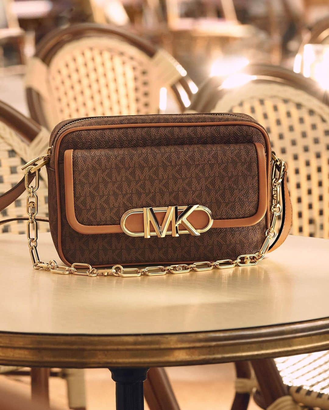マイケルコースのインスタグラム：「Handbag du jour: the Signature Logo print Parker. #MichaelKors  Photographed by @MaximePoiblanc」