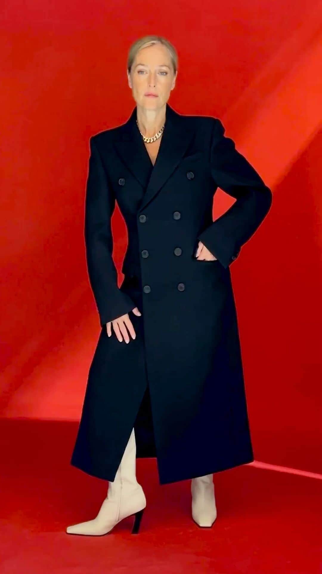 のインスタグラム：「LUXURY IN EVERY MOMENT: Take a closer look behind-the-scenes at our most recent @portermagazine’s cover story, ‘Passion Projects’ with @gilliana, as she showcases this season’s biggest looks.  Tap the link in bio to shop at #NETAPORTER.」