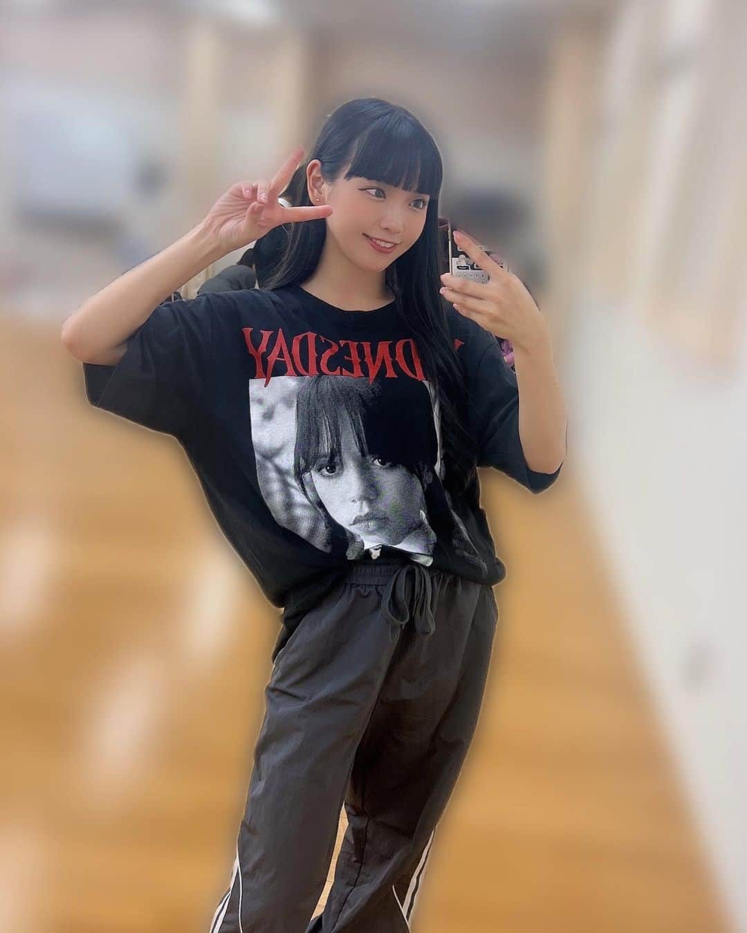 籾山ひめりのインスタグラム：「ウェンズデーちゃんTシャツ👧🏻🖤✨️ めちゃ可愛い🤦🏻‍♀️💕💕 ･  #ウェンズデー  #wednesday  #Tシャツ #ぱっつん前髪  #黒髪ロング #ストレートヘア #ストレート #レッスン着 #ダンス #ootd  #ひめりの私服はこれだ」