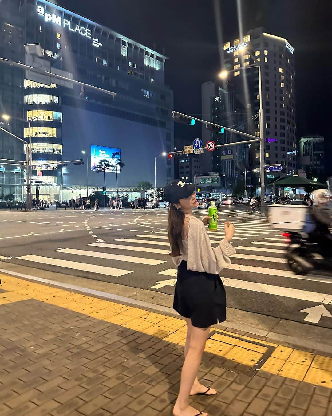 Aoiさんのインスタグラム写真 - (AoiInstagram)「KoreanNight🌙  韓国では 絶対にクラブに行きたい❣️ って豪語してたのに 結局眠くて行けなかった民🙋  お酒飲めないけど 昔から夜遊びは好き♡ そしていつも眠くなる💤  #トップス#キャミソール#パンツコーデ#韓国ファッション #夏コーデ#骨格ナチュラル #平均身長コーデ#パンツコーデ#tシャツコーデ #fashion#ootd#cordinate#大人カジュアル」10月20日 23時06分 - aoioa