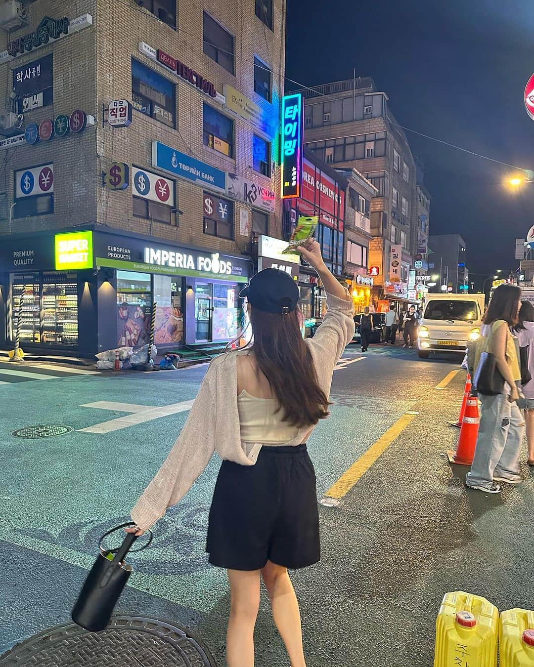 Aoiさんのインスタグラム写真 - (AoiInstagram)「KoreanNight🌙  韓国では 絶対にクラブに行きたい❣️ って豪語してたのに 結局眠くて行けなかった民🙋  お酒飲めないけど 昔から夜遊びは好き♡ そしていつも眠くなる💤  #トップス#キャミソール#パンツコーデ#韓国ファッション #夏コーデ#骨格ナチュラル #平均身長コーデ#パンツコーデ#tシャツコーデ #fashion#ootd#cordinate#大人カジュアル」10月20日 23時06分 - aoioa