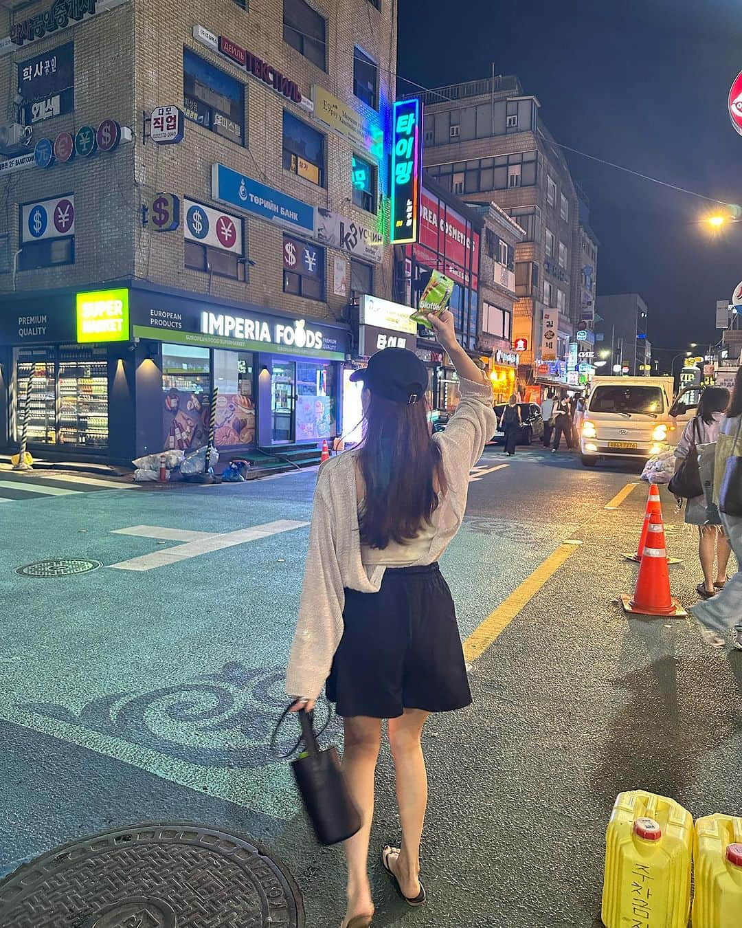 Aoiさんのインスタグラム写真 - (AoiInstagram)「KoreanNight🌙  韓国では 絶対にクラブに行きたい❣️ って豪語してたのに 結局眠くて行けなかった民🙋  お酒飲めないけど 昔から夜遊びは好き♡ そしていつも眠くなる💤  #トップス#キャミソール#パンツコーデ#韓国ファッション #夏コーデ#骨格ナチュラル #平均身長コーデ#パンツコーデ#tシャツコーデ #fashion#ootd#cordinate#大人カジュアル」10月20日 23時06分 - aoioa