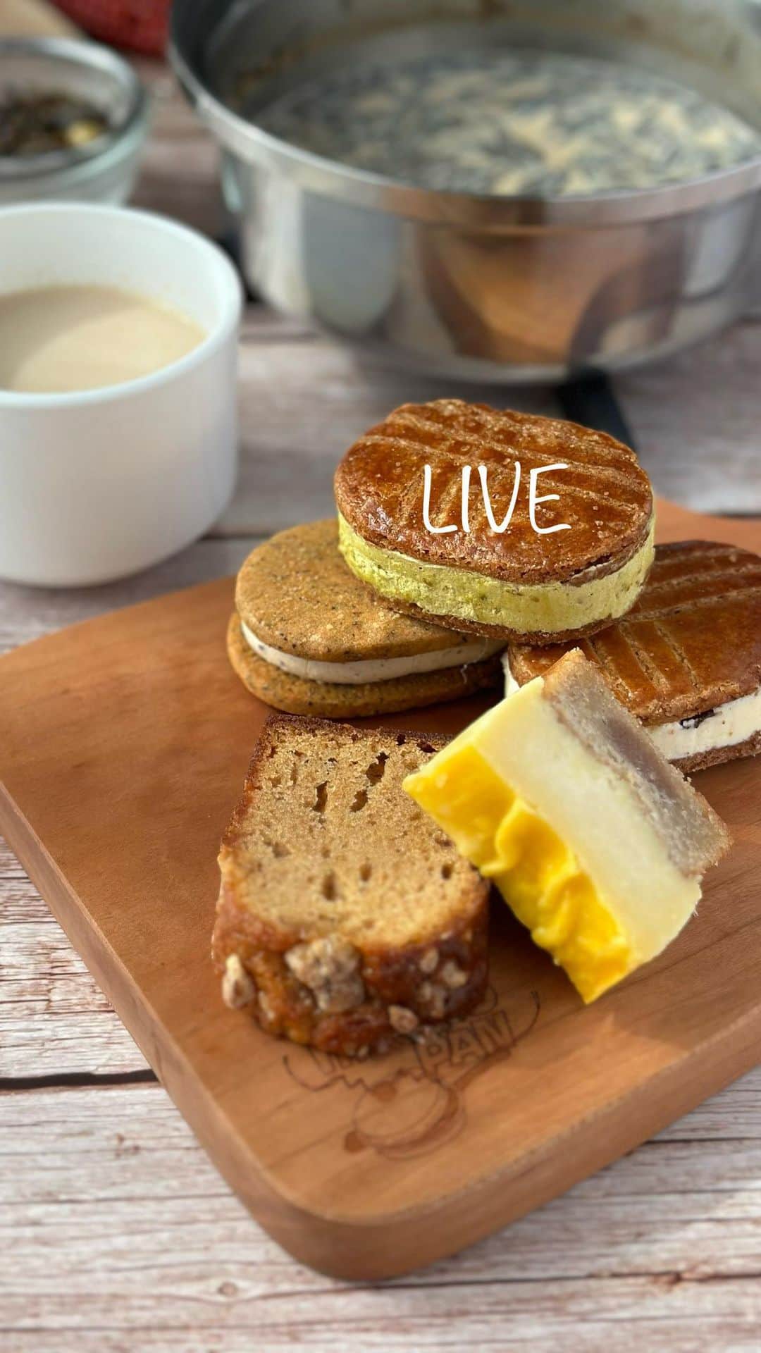 のインスタグラム：「販売終了しました！  絶品！ご褒美スイーツセット🍰✨ 皆さんと一緒に選んだものを特別に詰め合わせた今回限りの数量限定セットです！  カラダに優しい材料、一つ一つ手作りの @tsukatsuka_minifilm さんのスイーツです✨  ホントに美味しいのでぜひ食べてください‼️  そんなスイーツにピッタリなほうじ茶チャイラテ、作りました🫖✨ ソースパンに入れてあっという間に美味しいチャイになるので、一緒に楽しんでくださいね！  【ほうじ茶チャイラテ】 ●材料（2杯分） ほうじ茶葉　6g  スパイス（お好みのもの）  ＊クローブ　4～5粒  ＊カルダモン　4～5粒 （潰す） ＊シナモンスティック　1／２本 ＊おろししょうが  小さじ１ 　（生姜パウダーでも良い）  水　100ml  牛乳　300ml  砂糖・ラカントなど好きな甘味料　適量  ●作り方 ①小ソースパンに水・ほうじ茶葉・クローブ・カルダモン・シナモンスティック・おろししょうがを入れ、中火にかけて沸騰させる。 ②沸騰したら牛乳を入れて、保温90度にする。 ③茶こしでこしながらカップに注ぐ ④お好みでさとうなどを入れて混ぜます。」