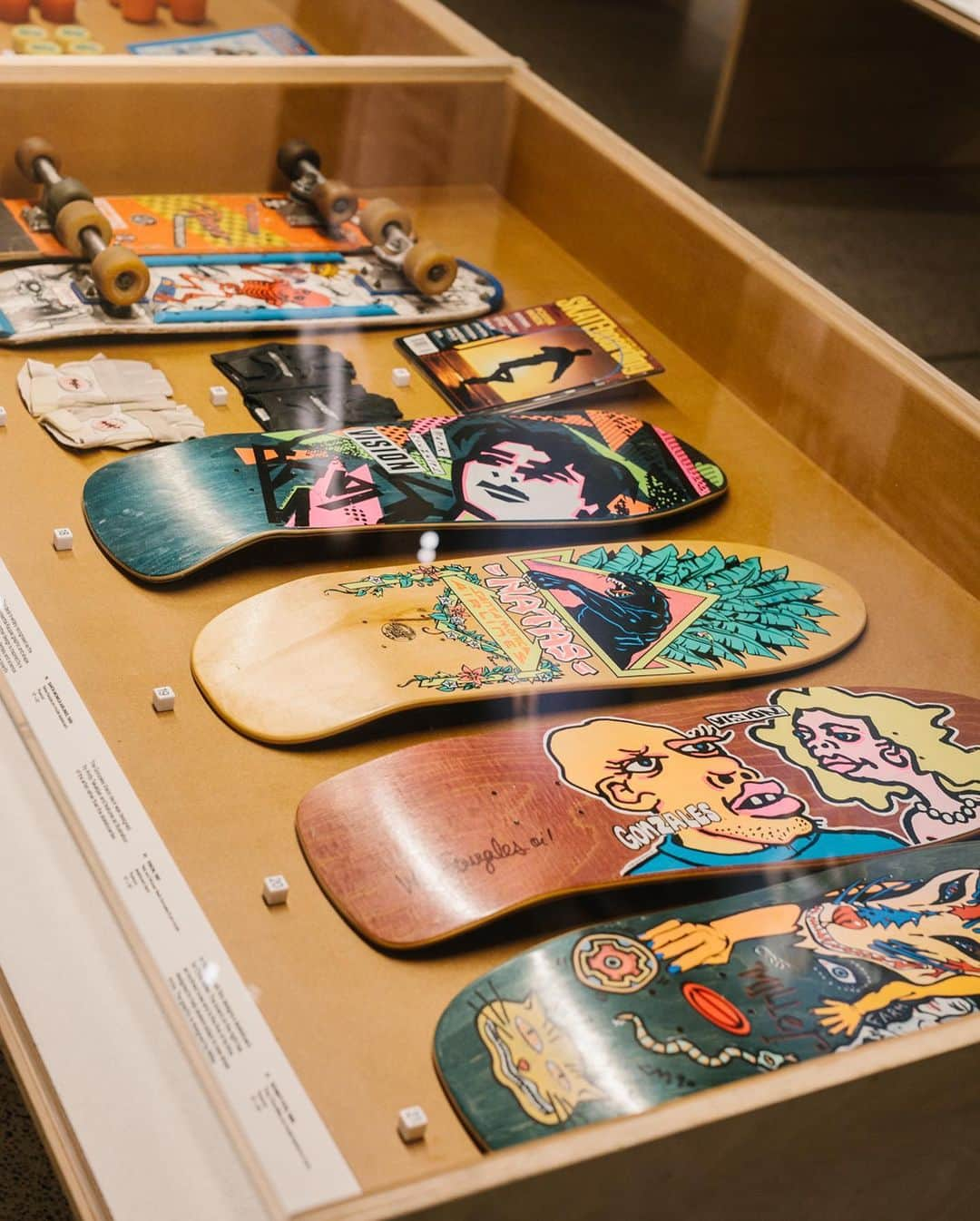 converseのインスタグラム：「SKATEBOARD, an exhibit by Converse x @DesignMuseum London is now open 🛹  Check out 100 skateboards charting the evolution of board design since the 1950's, plus a mini-ramp that's ready to skate. (Swipe to see a few @Converse_CONS riders test it out 👉)   Come hang through June 2.  Exhibit curator: Jonathan Olivares」