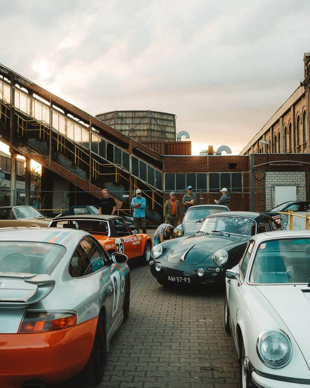 Porscheのインスタグラム：「@onassisporsches Streetart.Motorsport.Revival. is giving us all the feels! Visitors were treated to some classic Porsche action and an exclusive sneak preview of ORIGINALE 09 magazine. Launching October 31!  📸 @yannickhoos @vongerman_custompixel @vinceperraud for @sight.magazine __ 911 Dakar: Fuel consumption combined in l/100 km: 11,3 (WLTP); CO2 emissions combined in g/km: 256 (WLTP) I https://porsche.click/DAT-Leitfaden I Status: 10/2023」