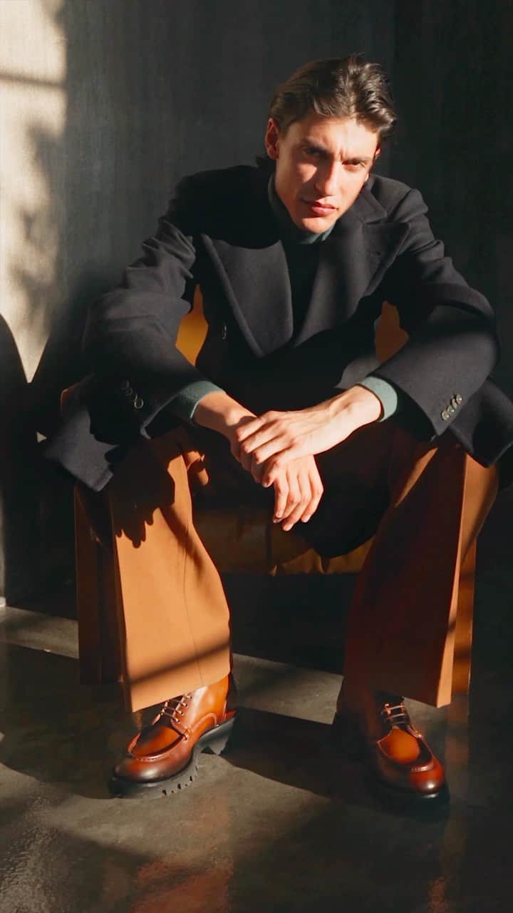 サントーニのインスタグラム：「Rugged appeal, courtesy of fall’s Alfie lace-up boot. Inspired by the world of mountain trekking, this lug-sole style balances a strong silhouette with a refined point-of-view.  #SantoniFW23 #Santoni」