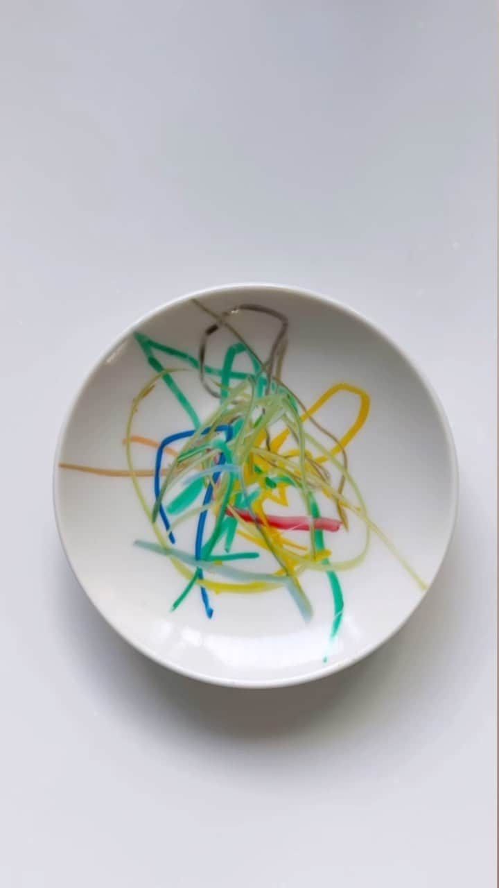HALCAのインスタグラム：「芸術の秋🎨🖍️ @ayako.ceramics さんの絵付けワークショップに 娘と楽しく参加してきました。  好きな色を選んで、自由に描いてもらい、焼き上げ 世界でひとつの可愛い器が完成〜！宝物が増えた♡  生き生きとした線と配色に、ピカソ？ミロ？ダリ？ とにかくべた褒めしながら毎日大切に使ってます。」
