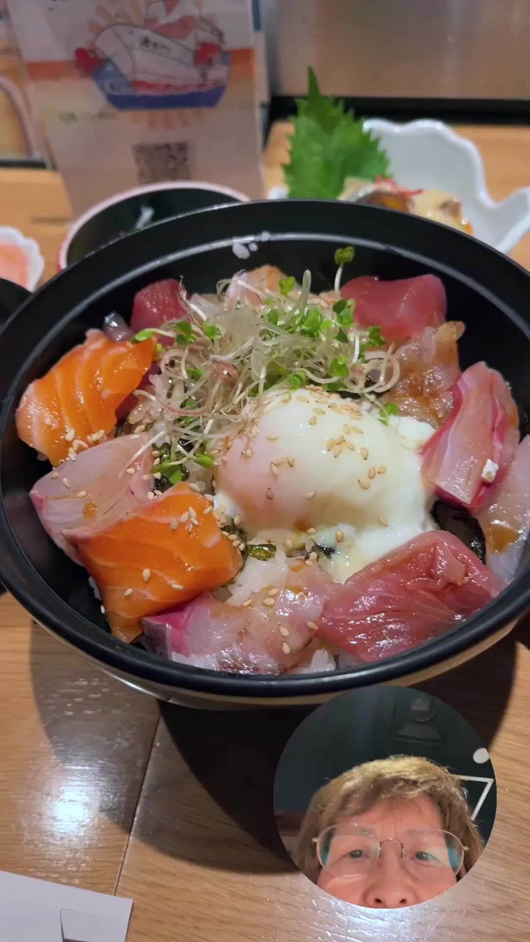 Cooking with Dogのインスタグラム：「Chef is currently traveling. 👩‍🍳😊 This weekend's recipe video is not on YouTube Premiere, but it features a delicious mixed rice dish, so please check it out. 🍚😋 I had seafood for dinner near Takamatsu Station. This is a seafood bowl with a soft-boiled egg and 'teppai,' a local dish from Kagawa Prefecture. Teppai consists of vinegar-marinated fish with daikon radishes and carrots mixed with vinegar miso. It was delicious! 🐟 "This is our dinner today. I believe it's called a fishermen's bowl. Looks delicious, right? We also have miso soup and an appetizer. And this is 'teppai,' a specialty from Sanuki." シェフは今旅行中です。今週末のビデオはプレミア公開ではないけど、おいしい炊き込みご飯なのでぜひ見てくださいね。 夕飯は高松駅近くでお魚料理いただきました。「温玉のせ海鮮丼」と「てっぱい」です。「てっぱい」は香川県の郷土料理で、酢締め魚と大根人参を酢味噌で和えています。美味しかった〜 「今日の夕飯です。賄い漁師丼だったかな名前は。おいしそうでしょう！味噌汁にお通しに、これはてっぱいです。讃岐の名物かなー」」