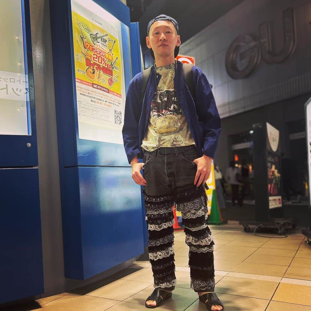 のインスタグラム：「今日の服装。 楽し仕事と渋谷でライブの日。  ハラノムシで購入したTシャツに襟ぶち取り羽織り。 はやとちりで購入したレースのデニム。 JAのデニム帽子に黒の便所サンダルで金のがま口にmont-bellのメッシュリュック。  渋谷でライブでたくさん汗かいて。 劇場出た所で撮りました。 汗ありがとう。  #今日着た服 #ファッション #古着 #はやとちり #リメイク」