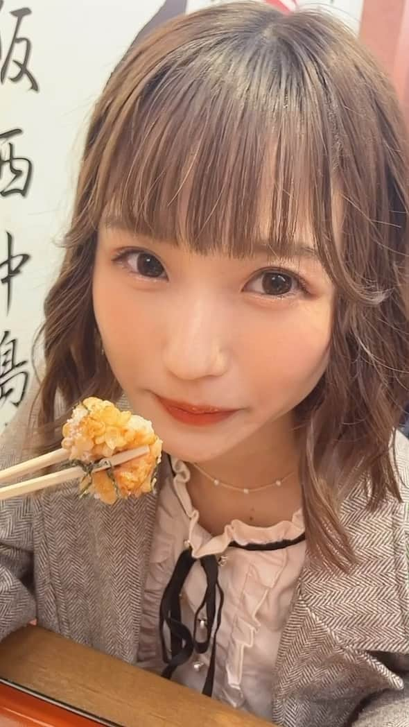 小林智絵のインスタグラム：「大阪なうなので、1年前の私が、大阪でただただたこ焼きを食べる動画載せます🐙 #ボブ #ボブアレンジ #ボブヘアアレンジ #巻き髪 #イエベ秋 #イエベ秋メイク #イエベ #イエベメイク #年齢逆行アイドル」