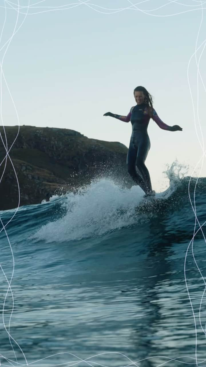 ロキシーのインスタグラム：「“It was a once in a lifetime experience surfing in the cold water, surrounded by the beautiful landscape and seeing the northern lights for the first time! It was spectacular, magical and freezing.” @grospiron_zoe recalls her time surfing in Norway. New Colors is currently screening at film festivals across Europe & launches online in November」