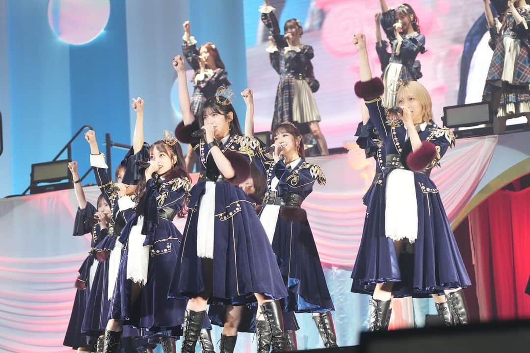 AKB48 Officialさんのインスタグラム写真 - (AKB48 OfficialInstagram)「. ♡･･*･･♡･･*･･♡･･*･･♡･･*･･♡･･*･･♡ ⁡ ˗ ˏˋ #AKB48武道館 コンサート ˎˊ˗ なんでもありの1日目1️⃣💗 ありがとうございました❕🩰 ⁡ 歴代ユニット👧🏻💐 マジすか学園✊🏻❤️‍🔥 じゃんけん大会の復活🤜🏻‪‪⋆͛‪‪🤛🏻 etc…盛りだくさんの内容でお届け🕊️𓂃◌𓈒𓐍  サプライズゲストで #高橋みなみ さん🐇💗 #なちゅ さん😎💄 じゃんけん大会レフリーとして #イジリー岡田 さんも登場！🏁💥  #AKB48 の歴史と魅力がぎゅっと詰まった なんでもありのコンサートでした🌆🌟  そして、、、 本日のコンサートで柏木由紀が卒業を発表しました🌸 ⁡ 明日は劇場公演曲リクアワ🎤🏅 みなさんにお会いできること楽しみにしています⸝⸝⸝♡ ⁡ コンサートのアーカイブはこちら🔍💫 https://bit.ly/3PSf41P ⁡ ♡･･*･･♡･･*･･♡･･*･･♡･･*･･♡･･*･･♡」10月20日 23時17分 - akb48
