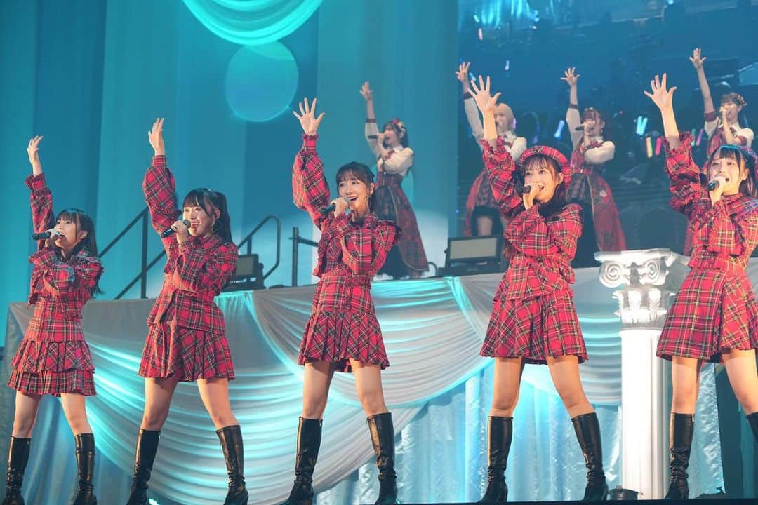 AKB48 Officialさんのインスタグラム写真 - (AKB48 OfficialInstagram)「. ♡･･*･･♡･･*･･♡･･*･･♡･･*･･♡･･*･･♡ ⁡ ˗ ˏˋ #AKB48武道館 コンサート ˎˊ˗ なんでもありの1日目1️⃣💗 ありがとうございました❕🩰 ⁡ 歴代ユニット👧🏻💐 マジすか学園✊🏻❤️‍🔥 じゃんけん大会の復活🤜🏻‪‪⋆͛‪‪🤛🏻 etc…盛りだくさんの内容でお届け🕊️𓂃◌𓈒𓐍  サプライズゲストで #高橋みなみ さん🐇💗 #なちゅ さん😎💄 じゃんけん大会レフリーとして #イジリー岡田 さんも登場！🏁💥  #AKB48 の歴史と魅力がぎゅっと詰まった なんでもありのコンサートでした🌆🌟  そして、、、 本日のコンサートで柏木由紀が卒業を発表しました🌸 ⁡ 明日は劇場公演曲リクアワ🎤🏅 みなさんにお会いできること楽しみにしています⸝⸝⸝♡ ⁡ コンサートのアーカイブはこちら🔍💫 https://bit.ly/3PSf41P ⁡ ♡･･*･･♡･･*･･♡･･*･･♡･･*･･♡･･*･･♡」10月20日 23時17分 - akb48