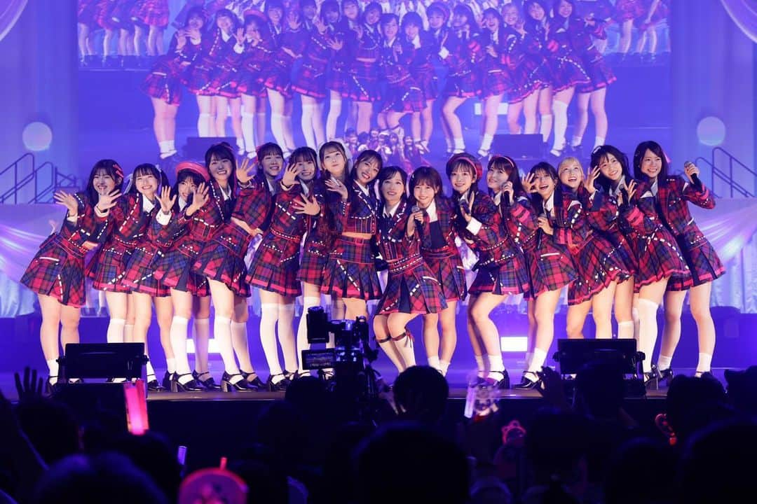 AKB48 Officialのインスタグラム：「. ♡･･*･･♡･･*･･♡･･*･･♡･･*･･♡･･*･･♡ ⁡ ˗ ˏˋ #AKB48武道館 コンサート ˎˊ˗ なんでもありの1日目1️⃣💗 ありがとうございました❕🩰 ⁡ 歴代ユニット👧🏻💐 マジすか学園✊🏻❤️‍🔥 じゃんけん大会の復活🤜🏻‪‪⋆͛‪‪🤛🏻 etc…盛りだくさんの内容でお届け🕊️𓂃◌𓈒𓐍  サプライズゲストで #高橋みなみ さん🐇💗 #なちゅ さん😎💄 じゃんけん大会レフリーとして #イジリー岡田 さんも登場！🏁💥  #AKB48 の歴史と魅力がぎゅっと詰まった なんでもありのコンサートでした🌆🌟  そして、、、 本日のコンサートで柏木由紀が卒業を発表しました🌸 ⁡ 明日は劇場公演曲リクアワ🎤🏅 みなさんにお会いできること楽しみにしています⸝⸝⸝♡ ⁡ コンサートのアーカイブはこちら🔍💫 https://bit.ly/3PSf41P ⁡ ♡･･*･･♡･･*･･♡･･*･･♡･･*･･♡･･*･･♡」