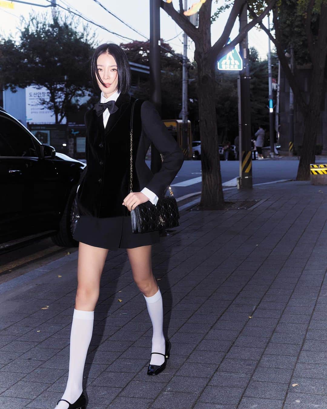 アイリーン・キムのインスタグラム：「Seoul girl on the move @dior ✨  #광고 #DiorCruise #MissDiorBag」