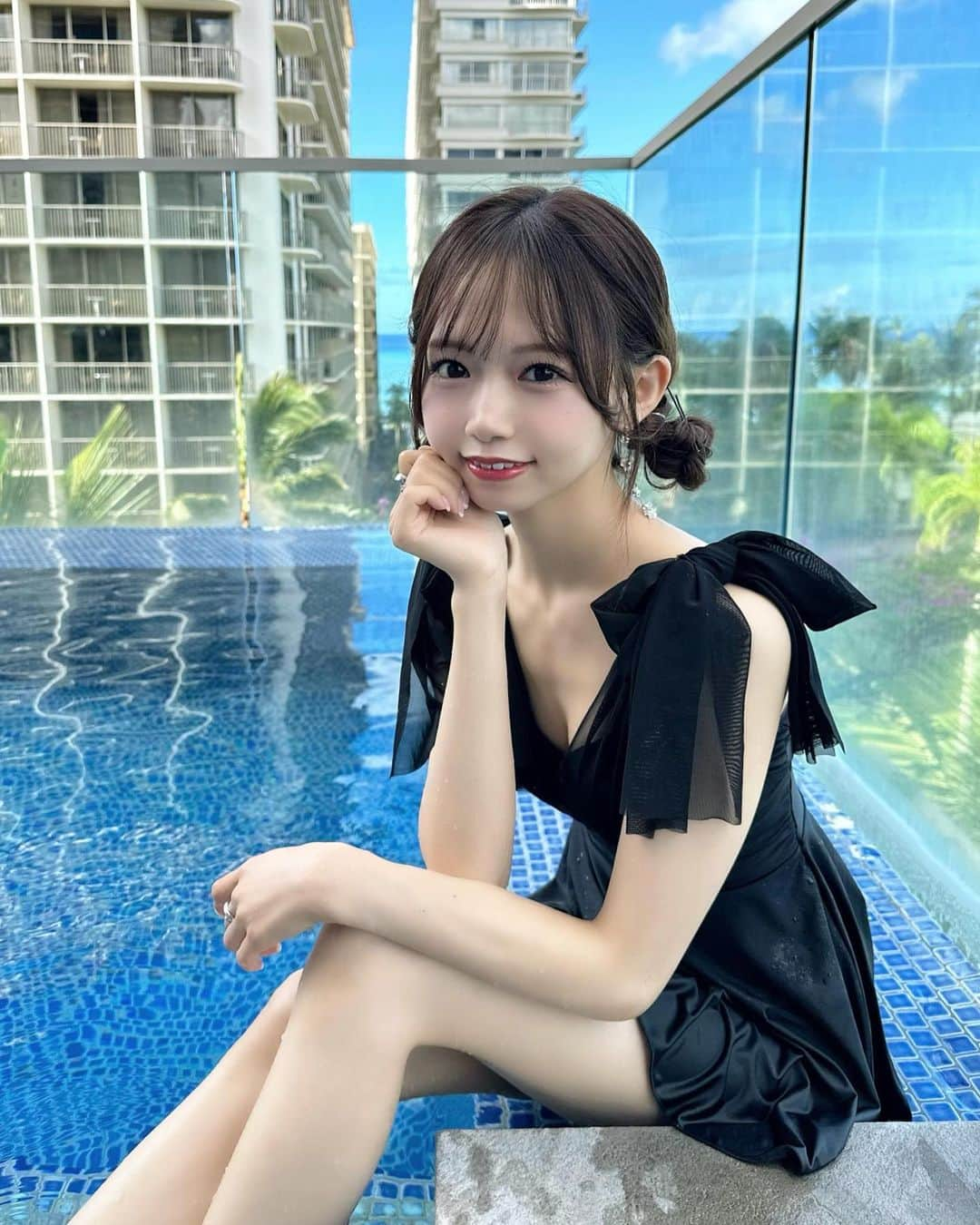 畑美紗起のインスタグラム：「黒い水着にあってる？👙🖤  この水着かわいくてお気に入りなのに こういうワンピース型は男子ウケしないらしい… そんなの知らん〜っ🙈🙉🙊  斜めから撮るとスタイルが良く見える魔法🪄  ここはね、ホテルにあったプール🌺 海も見えて開放感がすごかったよお  #水着 #水着コーデ #夏 #ハワイ #プール #ハワイ #ハワイ旅行 #家族旅行 #hawaii #trip #shooting #me #instagood #畑美紗起」