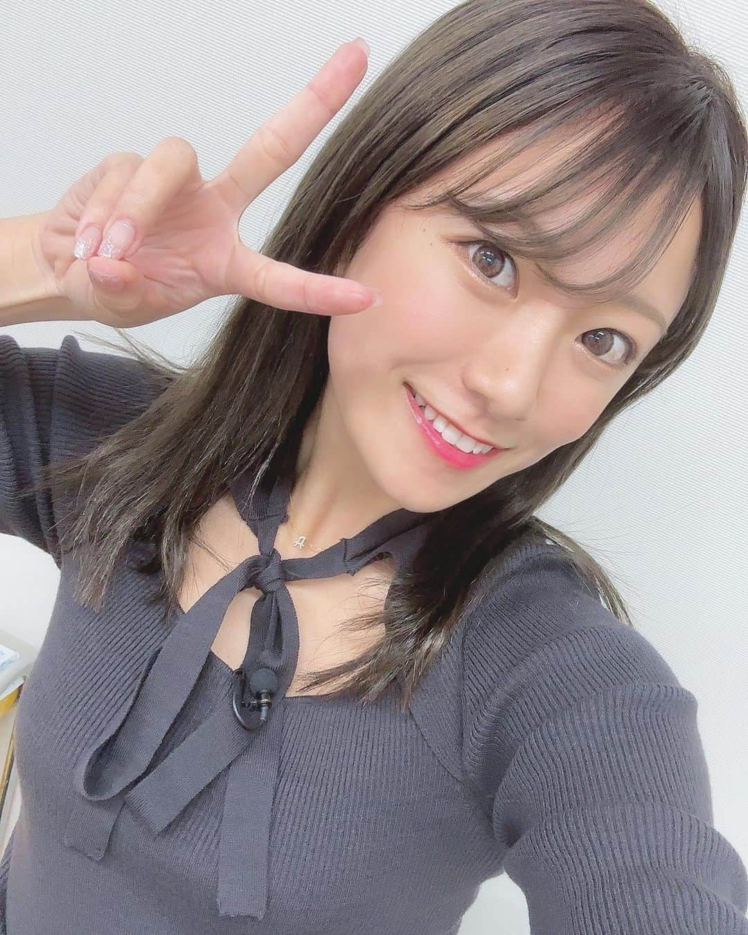 福本愛菜のインスタグラム：「少し短めで暗めの髪色になりました🫡✨  いつもすぐ伸びるしすぐ色落ちしちゃうから期間限定やけど🤪  #髪色 #ヘアカラー #ヘアカラーアッシュ #アッシュ #アッシュグレー #ヘアカット #秋カラー #🍂」