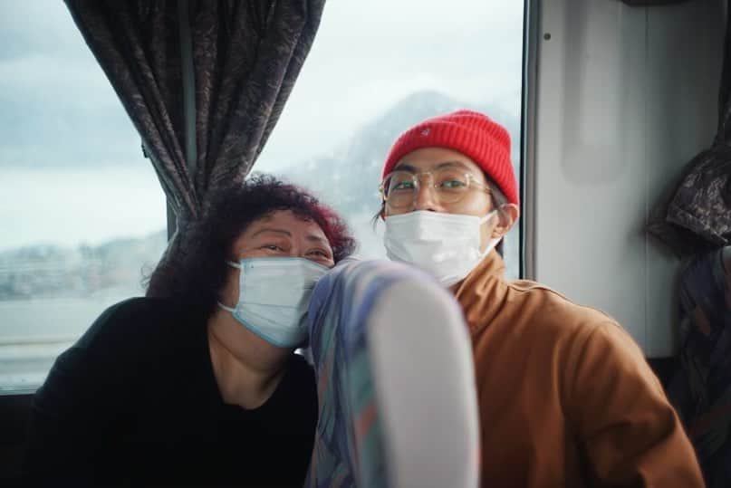 永田崇人のインスタグラム：「本日より北九州公演スタートしました。 #ケムリ研究室 『#眠くなっちゃった 』 とても素敵な劇場でございます😊  久々の福岡公演。いつぶりだろ。地元でやれるのは嬉しいですね！！  写真はあっちゃんと。とても優しくしてもろてます。 撮影は同じ福岡の奈緒ちゃん🫡 野間口さんに至っては北九州ですね」