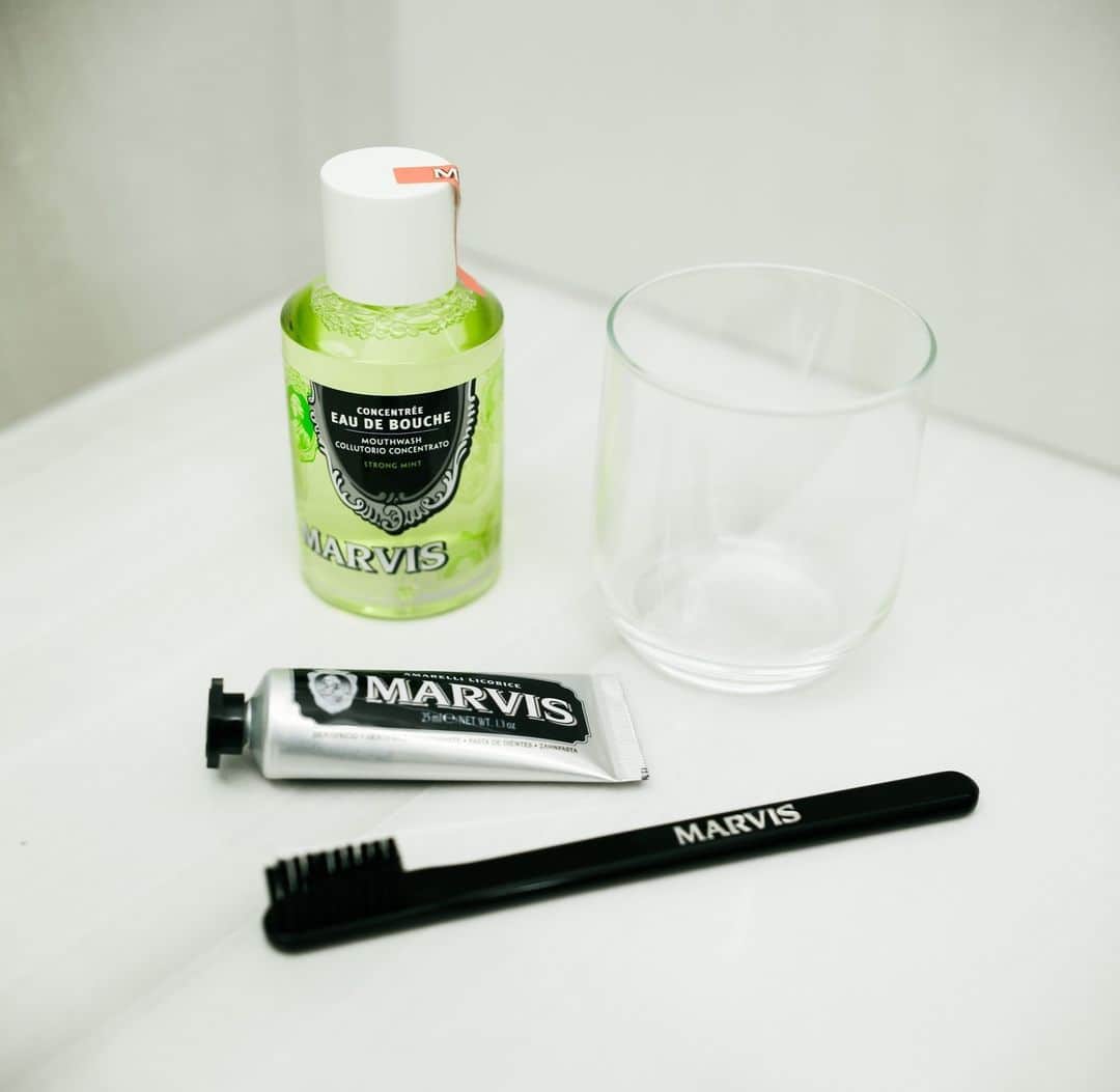 Marvis®️ Official Partnerのインスタグラム：「Swish, squeeze, and brush through your mornings 🖤 #grwm」