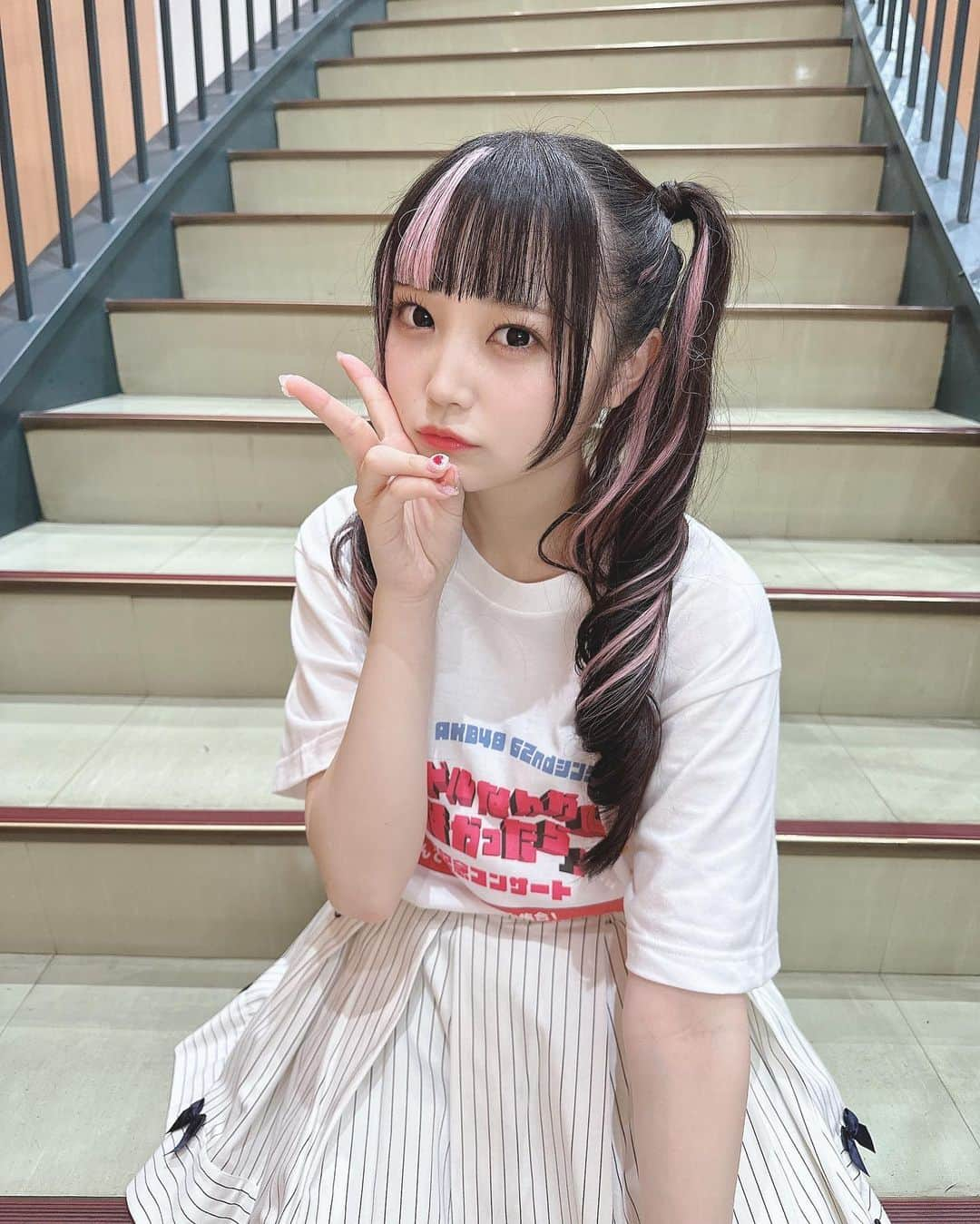 佐藤美波のインスタグラム：「🤍🎀𓈒𓏸  武道館1日目ありがとうございました🥰  髪の毛にピンクのエクステをつけちゃいました！！念願叶ってうれしすぎ〜🥹🩷 似合ってる？かわいいでしょ〜！！ しばらくはピンクちゃんのわたしをよろしくね🪄︎︎♡  あしたも武道館！とてもたのしみ…！ がんばるぞーーー！！！   #akb48 #アイドル #idol #ツインテール #ツインテールアレンジ #エクステ #メッシュ」