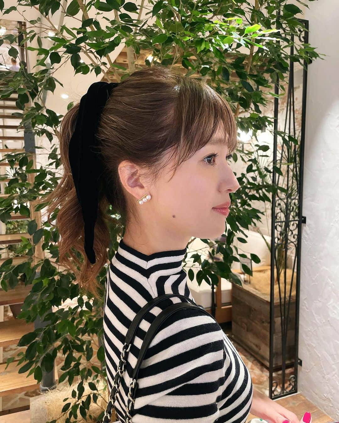 廣瀬規子さんのインスタグラム写真 - (廣瀬規子Instagram)「美容Day💅💇‍♀️💕  今回のネイルカラーは、マゼンタピンク⁉️にしました。 と、ふと、最近私の周りはマゼンダピンクが多いことに 気がつきました🙈🤔🤭  秋になると身につけたくなるマゼンタピンク。  Chanelのミラーはママ友からのパリ土産🥹 何とセンスの良いお土産を、、🥹🙏🙇‍♀️💓  そして、1ヶ月ぶりの美容室💇‍♀️ 今日は百百コンビ @momoseyu_kakimotoarms @mmmmka43 に綺麗にして頂きました🥹✨  前髪も少し切ったのですが、、、 良いなぁと思った髪型の写真を見せたら、、 30歳も歳が離れた韓流アイドルだったことが判明🙈🫣🙈🫣 思わず謝りましたが、、、😅とっても気に入っております🙈🤭🙈💕  えへへ🤭😆  #nails #hair #美容day #beautyday #憧れた人は30歳年下でした🙈💕」10月20日 23時27分 - noriko_style