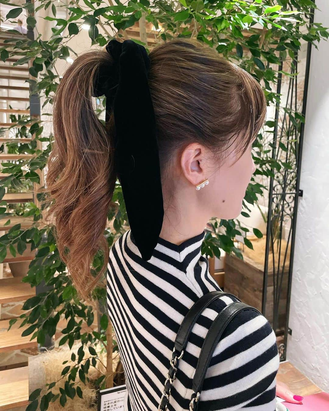 廣瀬規子さんのインスタグラム写真 - (廣瀬規子Instagram)「美容Day💅💇‍♀️💕  今回のネイルカラーは、マゼンタピンク⁉️にしました。 と、ふと、最近私の周りはマゼンダピンクが多いことに 気がつきました🙈🤔🤭  秋になると身につけたくなるマゼンタピンク。  Chanelのミラーはママ友からのパリ土産🥹 何とセンスの良いお土産を、、🥹🙏🙇‍♀️💓  そして、1ヶ月ぶりの美容室💇‍♀️ 今日は百百コンビ @momoseyu_kakimotoarms @mmmmka43 に綺麗にして頂きました🥹✨  前髪も少し切ったのですが、、、 良いなぁと思った髪型の写真を見せたら、、 30歳も歳が離れた韓流アイドルだったことが判明🙈🫣🙈🫣 思わず謝りましたが、、、😅とっても気に入っております🙈🤭🙈💕  えへへ🤭😆  #nails #hair #美容day #beautyday #憧れた人は30歳年下でした🙈💕」10月20日 23時27分 - noriko_style