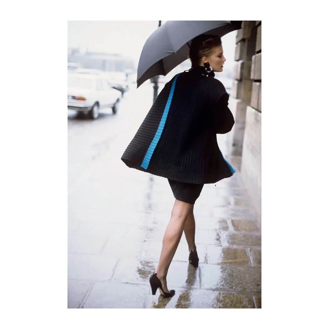 アーサー・エルゴートのインスタグラム：「Rain, rain, go away! 🌧️ @voguemagazine 1982」